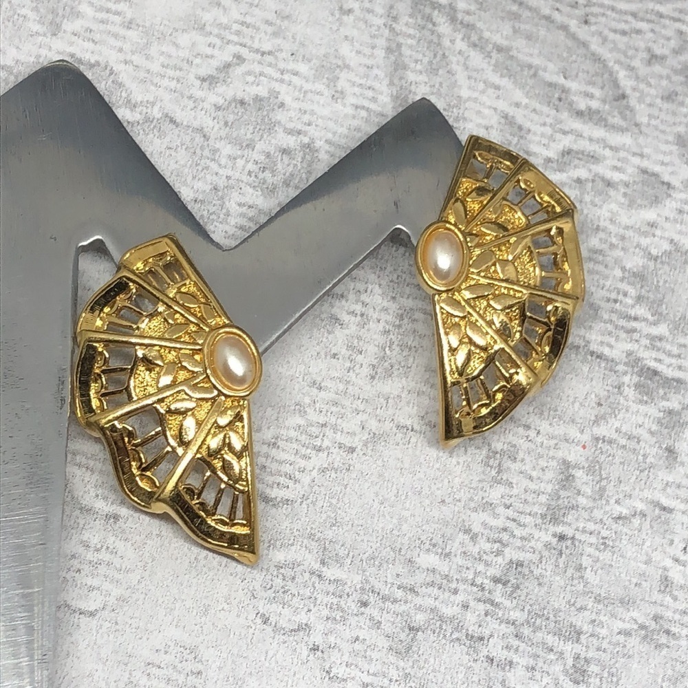Vintage gold tone open fan statement earrings costume jewelry faux pearl.